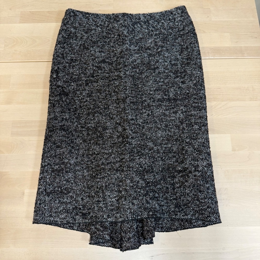 BCBGMAXAZRIA Tweed Knee Length Flounce Hem Skirt Size 0 Black White‎